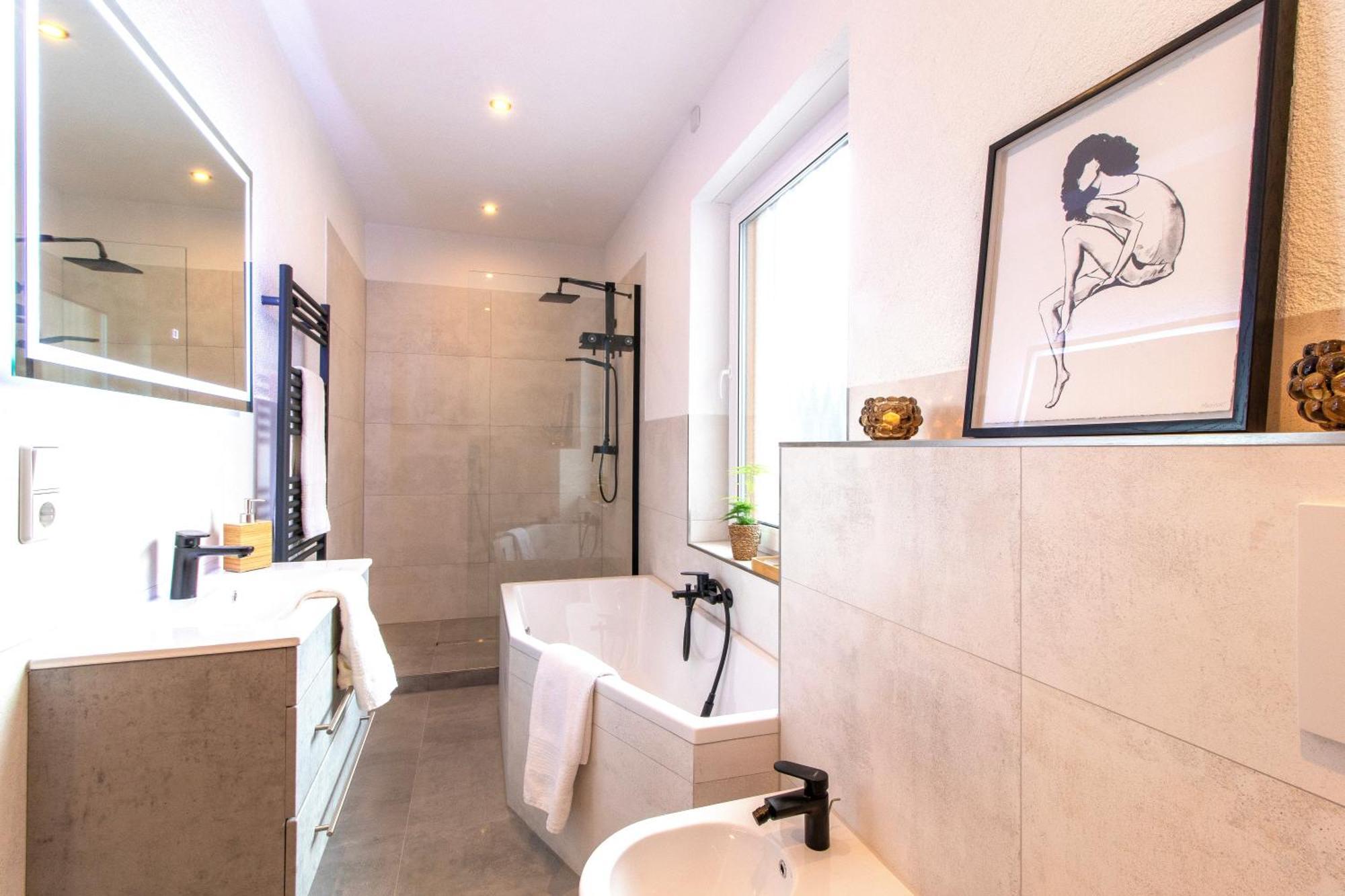 Stilvolles City-Apartment I Netflix I Wlan L Stellplatz I Zentral Schwarzenberg  Luaran gambar