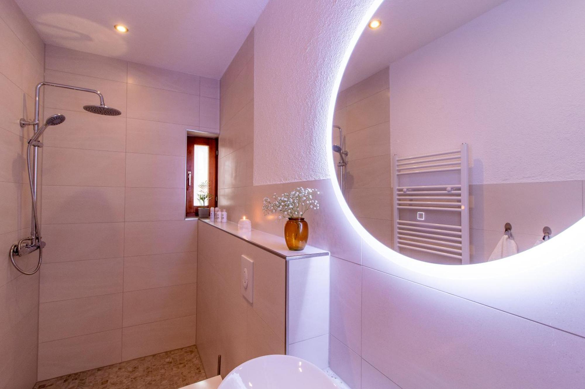 Stilvolles City-Apartment I Netflix I Wlan L Stellplatz I Zentral Schwarzenberg  Luaran gambar