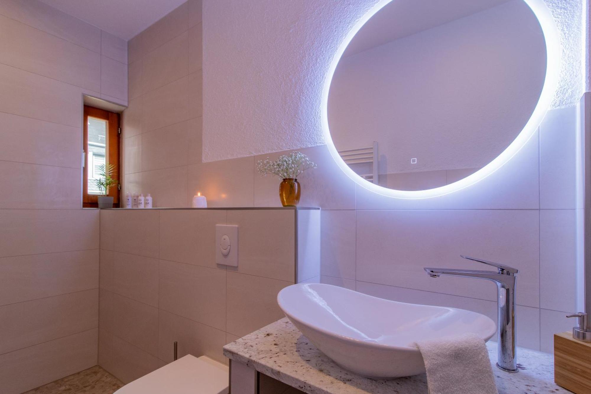 Stilvolles City-Apartment I Netflix I Wlan L Stellplatz I Zentral Schwarzenberg  Luaran gambar